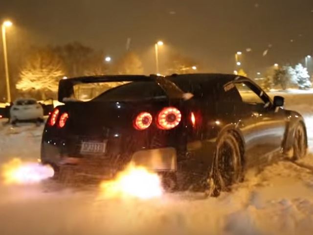 Плюющий пламенем Nissan GT-R - всё, что нужно этой зимой